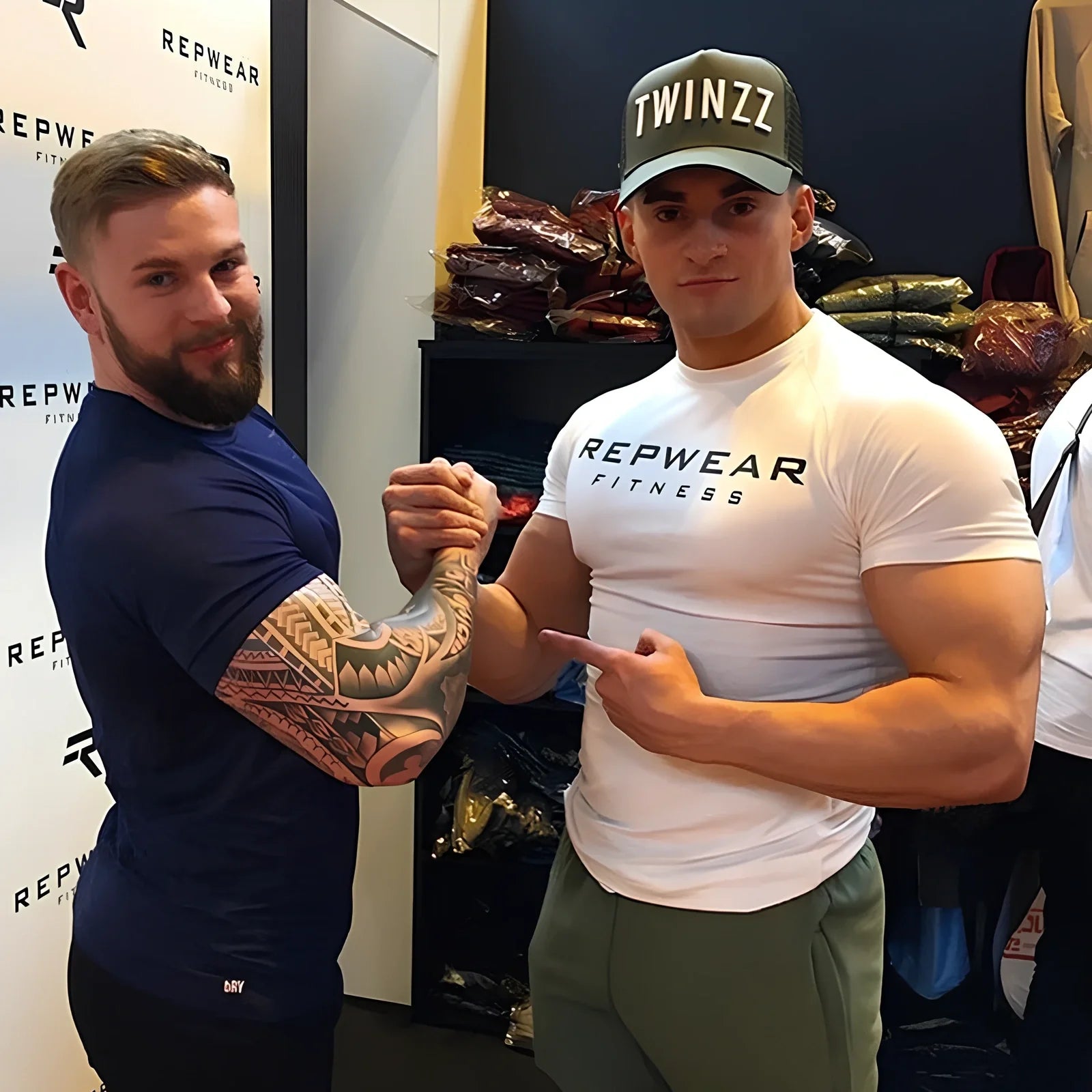 Slim-fit quick-drying stretch short-sleeve t-shirt in black with embossed letter prints, round neck, sizes M-XXL