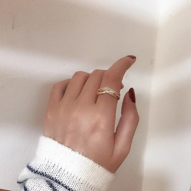 Adjustable twist metal ring in gold with vintage geometric design