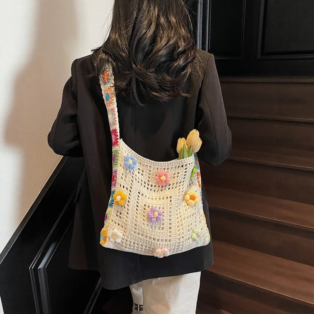 Casual woven beach shoulder bag in polyester material with hollow knitted construction