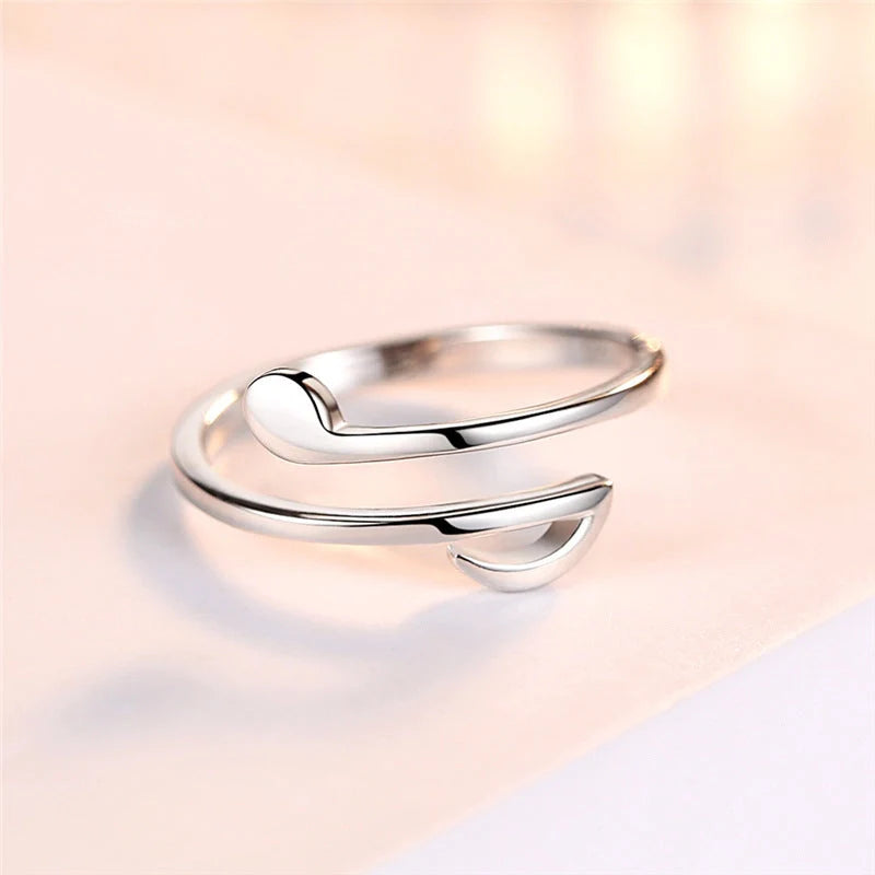 Adjustable music ring in geometric design, available in silver and rose gold.