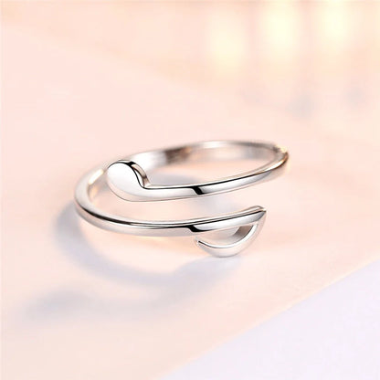 Adjustable music ring in geometric design, available in silver and rose gold.