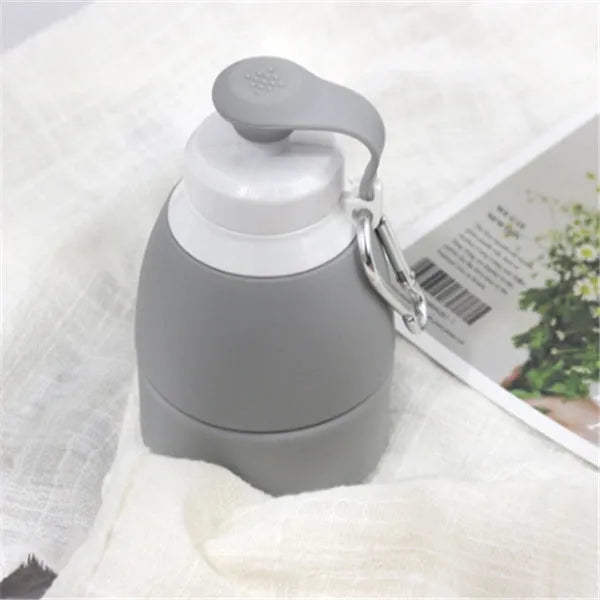 Blue silicone folding water bottle shown full and collapsed, with 580ml capacity mark.