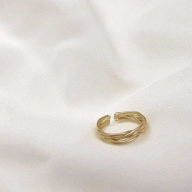 Adjustable twist metal ring in gold with vintage geometric design