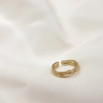 Adjustable twist metal ring in gold with vintage geometric design
