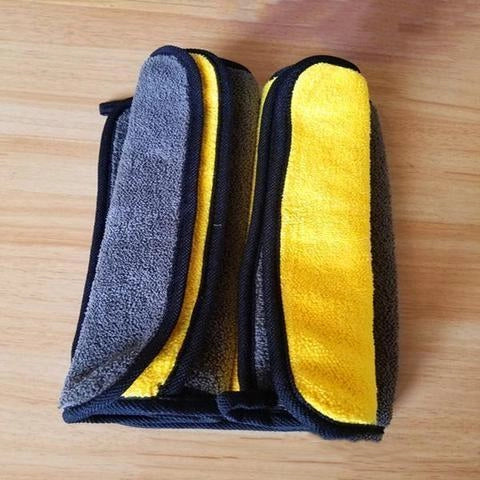 Two-colour double-sided car cleaning towel for scratch-free wash