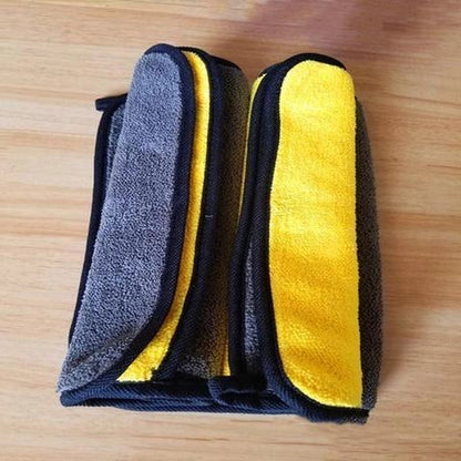 Two-colour double-sided car cleaning towel for scratch-free wash