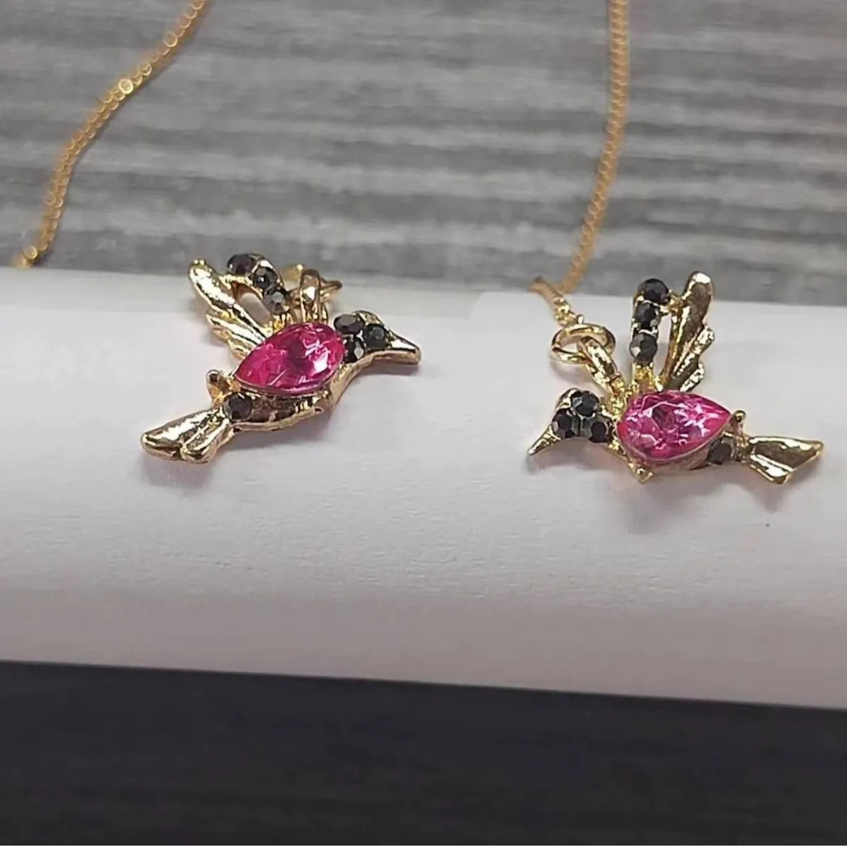 Long, dangling bird-shaped earrings with zirconium wing details in red, blue, and red lvzuan colour options.