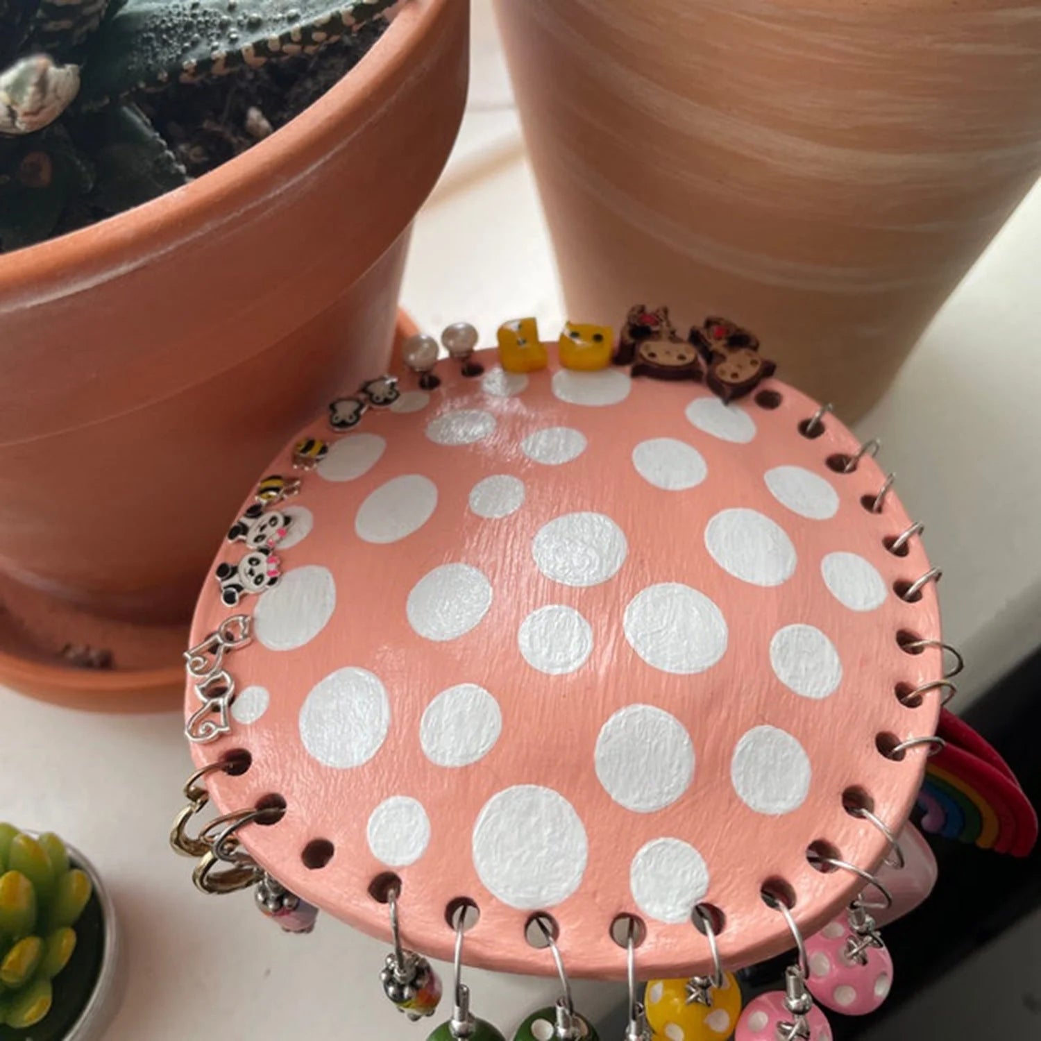 Mushroom-shaped earring rack in red and pink, organising up to 26 earrings