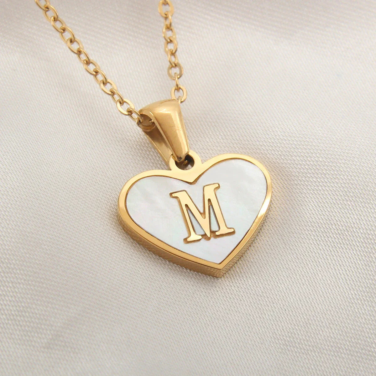 Personalized 26-letter heart-shaped necklace made of stainless steel and white shell