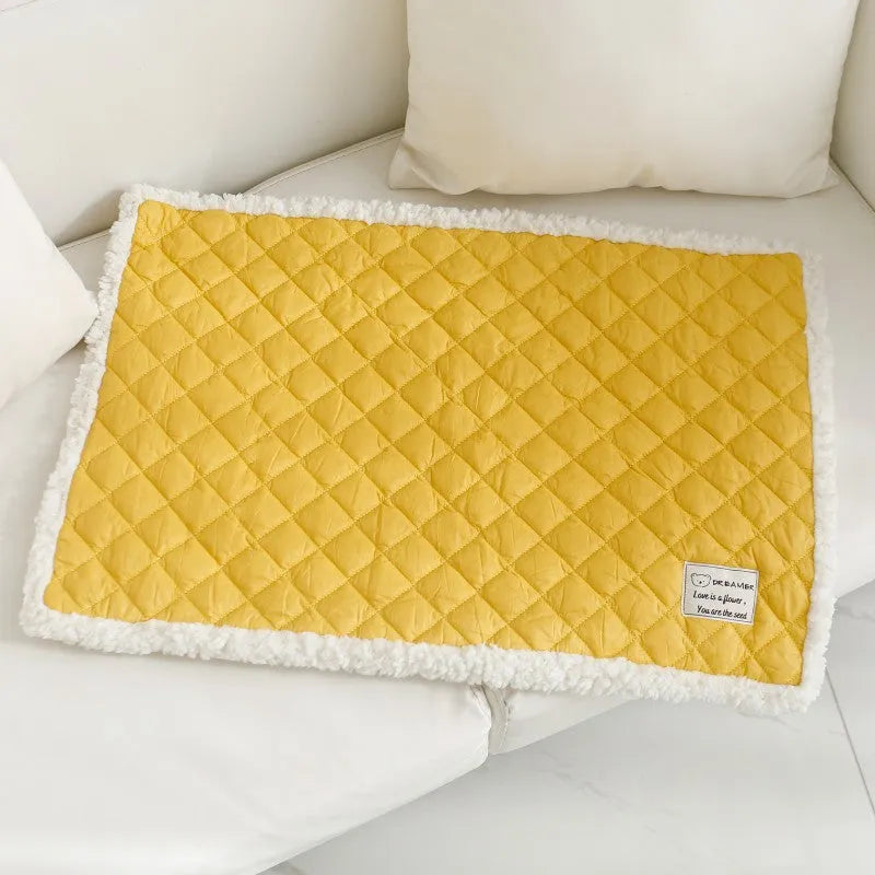 Blue quilted cloth pet blanket for cats, shown with size options M, L, and XL next to a cat bed.