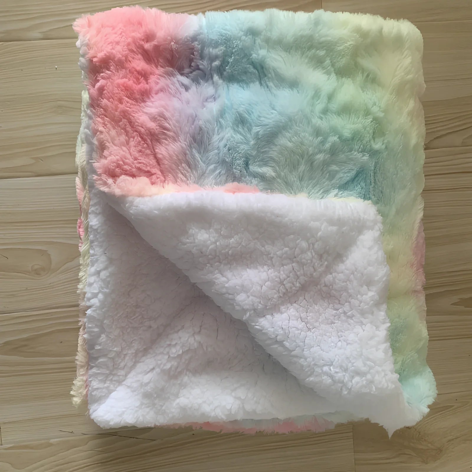 Thickened flannel polyester blanket in twist blue geometric pattern, weighing 1kg with coral fleece texture