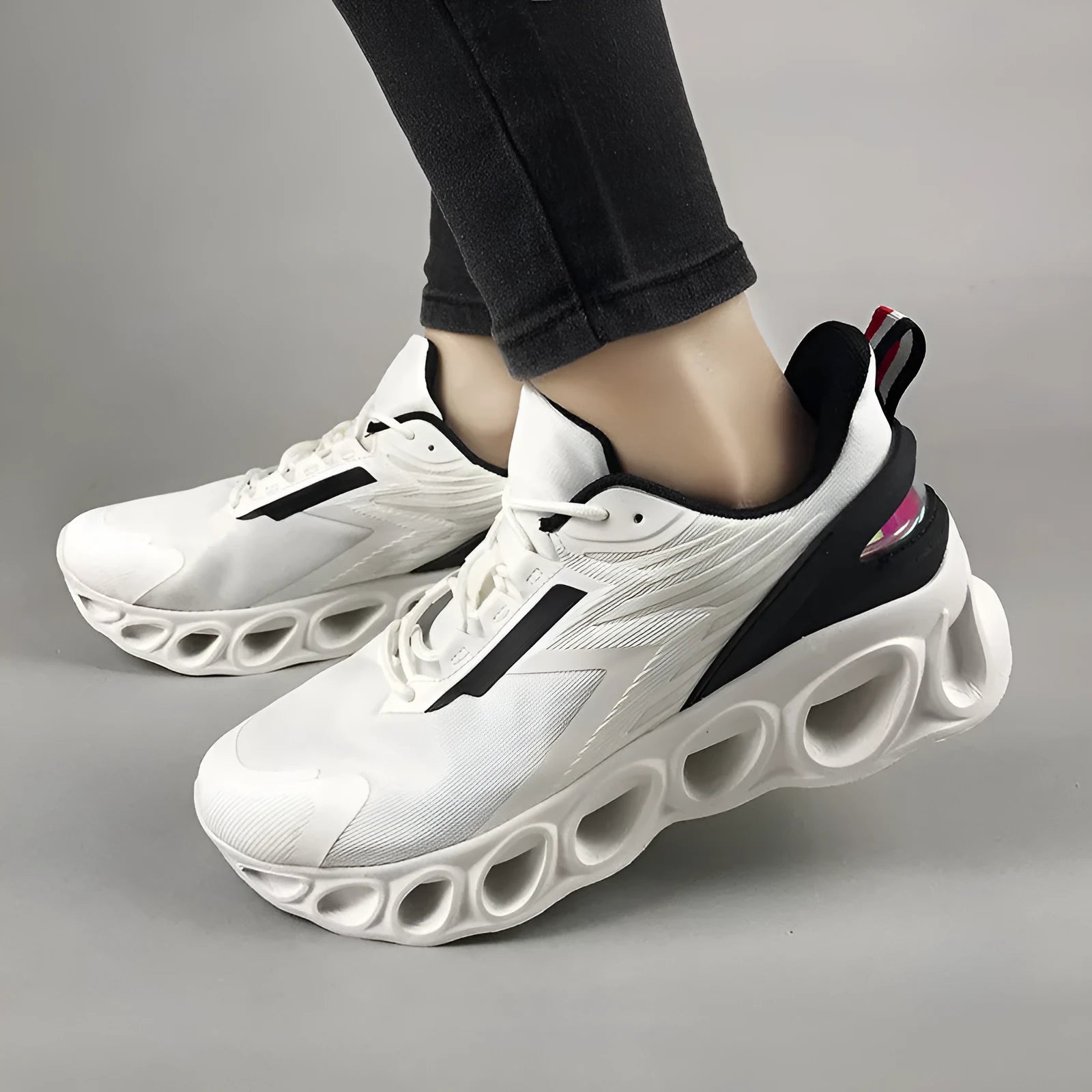 Men's low-top casual sports shoes in black with breathable mesh upper and lace-up fastening