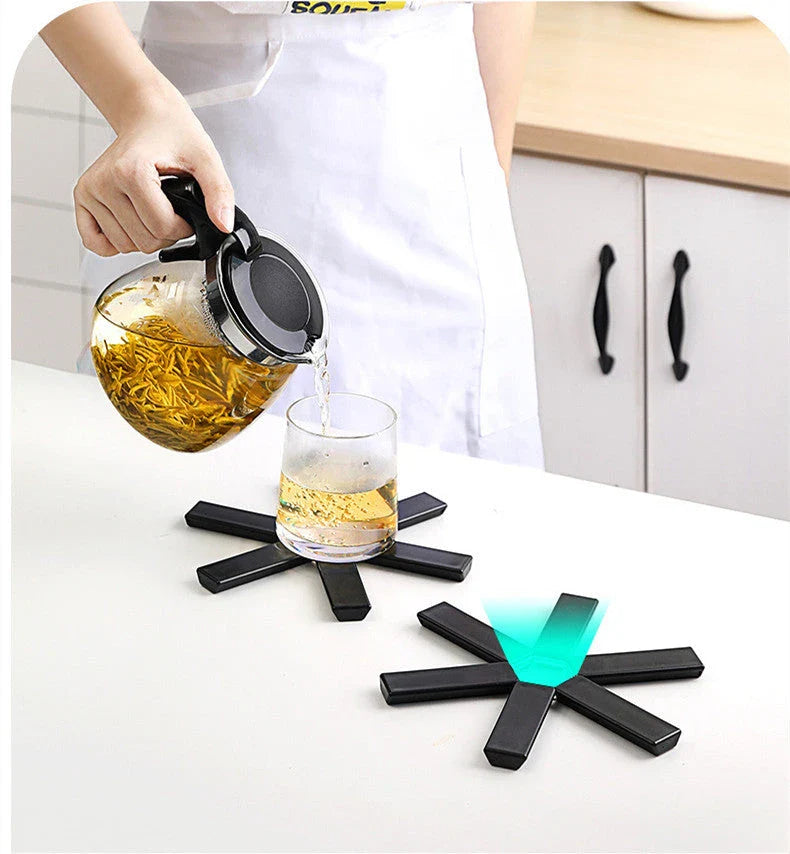 Foldable heat-resistant silicone pot holder with anti-slip and anti-scald design for kitchen use