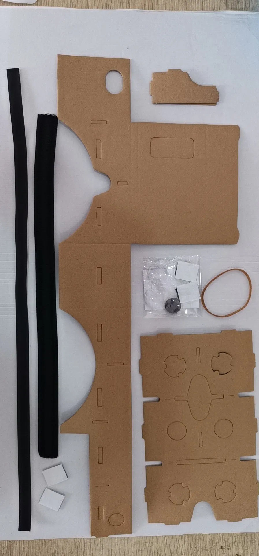 Pink and white foldable VR cardboard glasses headset with 3D lenses for smartphones.