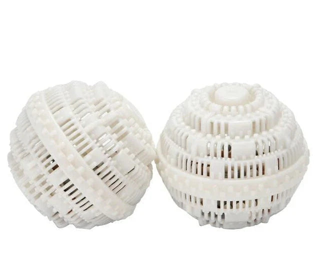 Reusable eco-friendly laundry balls made of TPR material with ceramic microspheres for effective, detergent-free washing