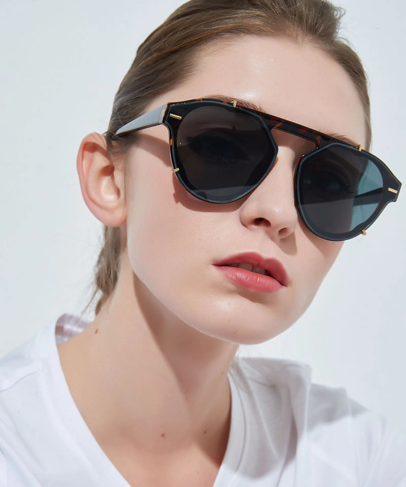 Women's vintage sunglasses with PC frame and AC lens in transparent colour