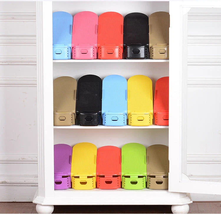 Adjustable double shoe rack made of durable polypropylene with customizable height to organize your shoe collection