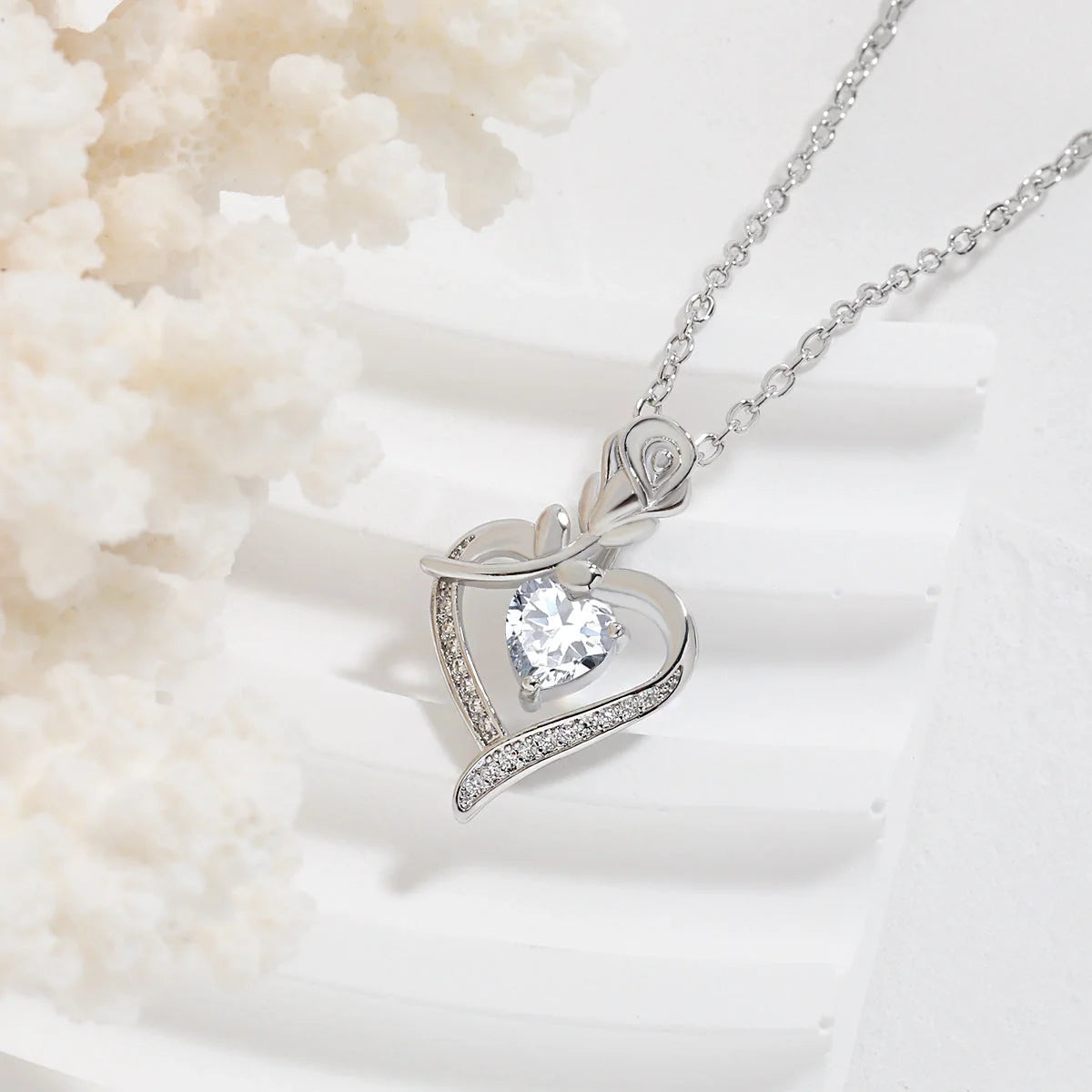 Rose heart-shaped necklace with sparkling rhinestones, a perfect Valentine's Day gift