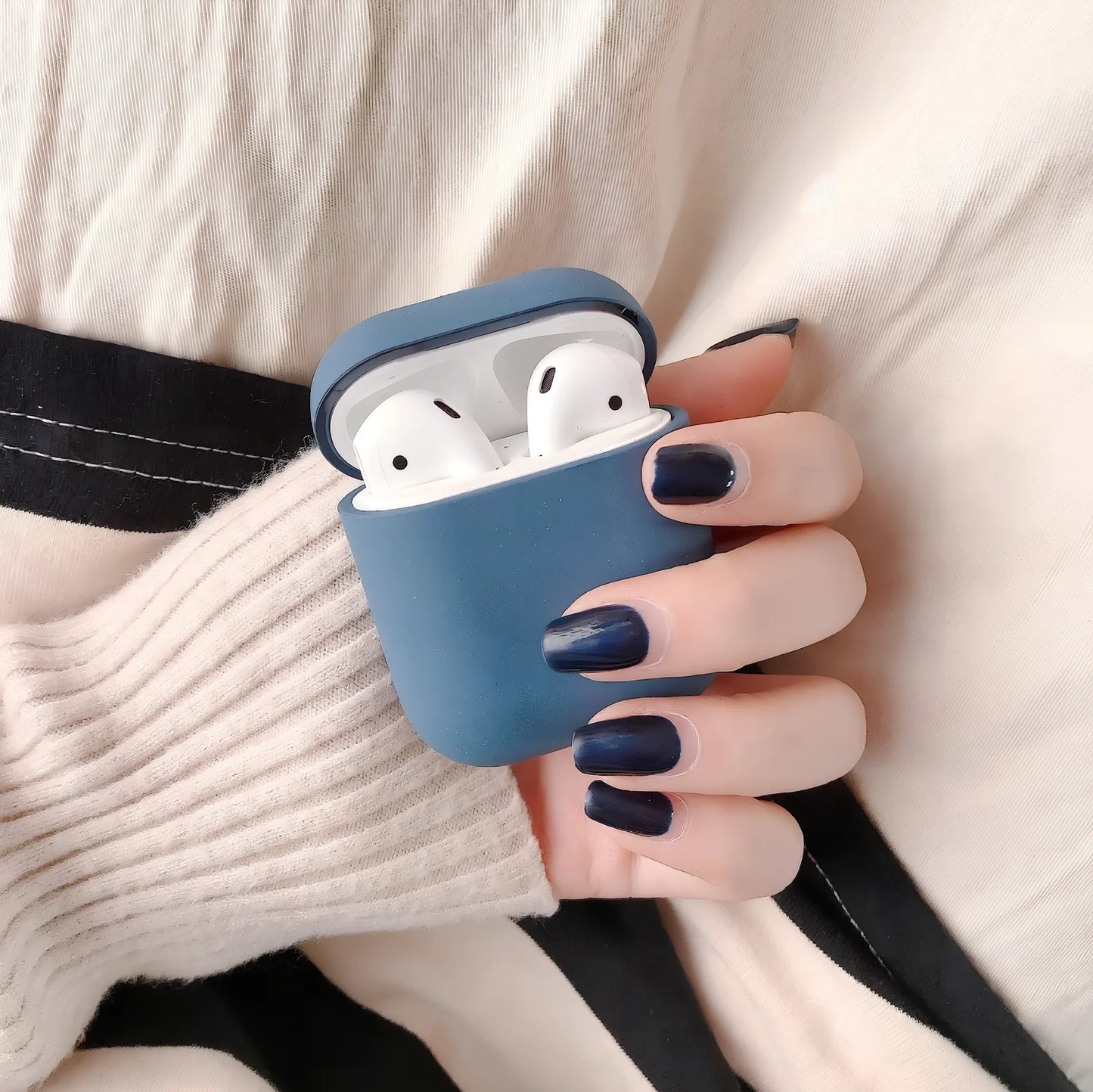 Black plastic wireless Bluetooth headset case for AirPods 1 and 2, 5.8 cm size with snap lid