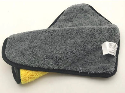 Two-colour double-sided car cleaning towel for scratch-free wash
