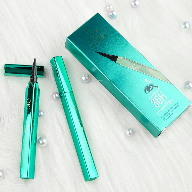 Jade green beginner eyeliner pencil with fine tip for smooth application and warm water removal, 1g