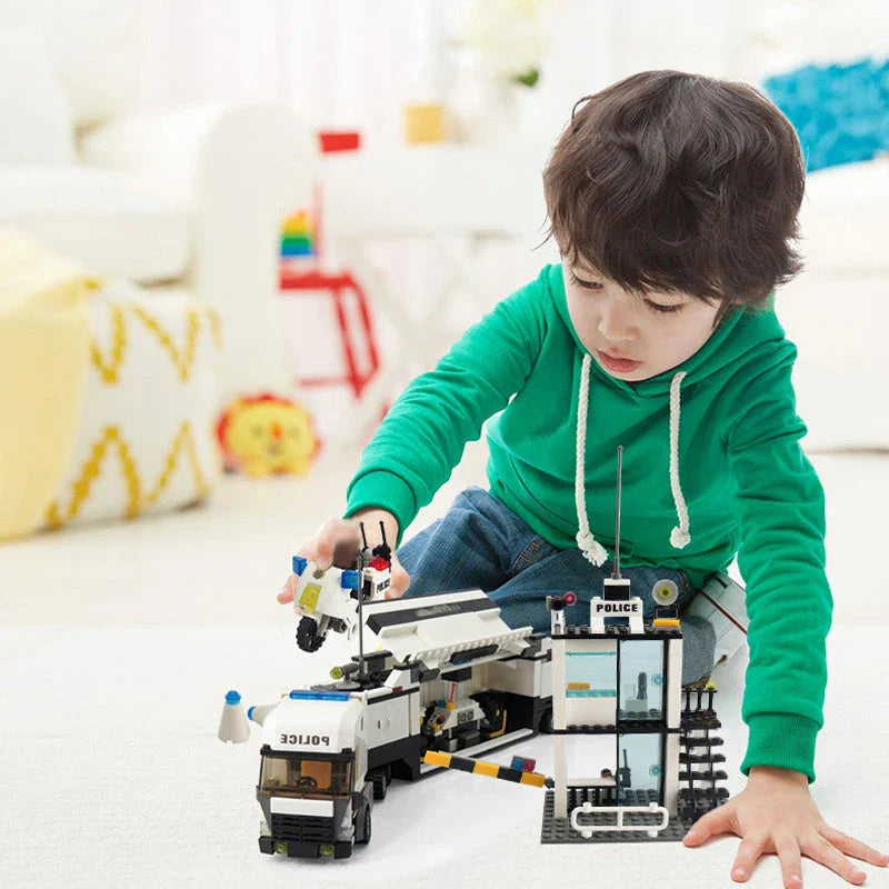 Classic Police Station Model Building Blocks set with 551 pieces and 5 dolls