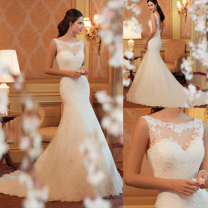 White sleeveless lace fishtail wedding dress with adjustable bust 77-84cm in size S and waist 60-67cm
