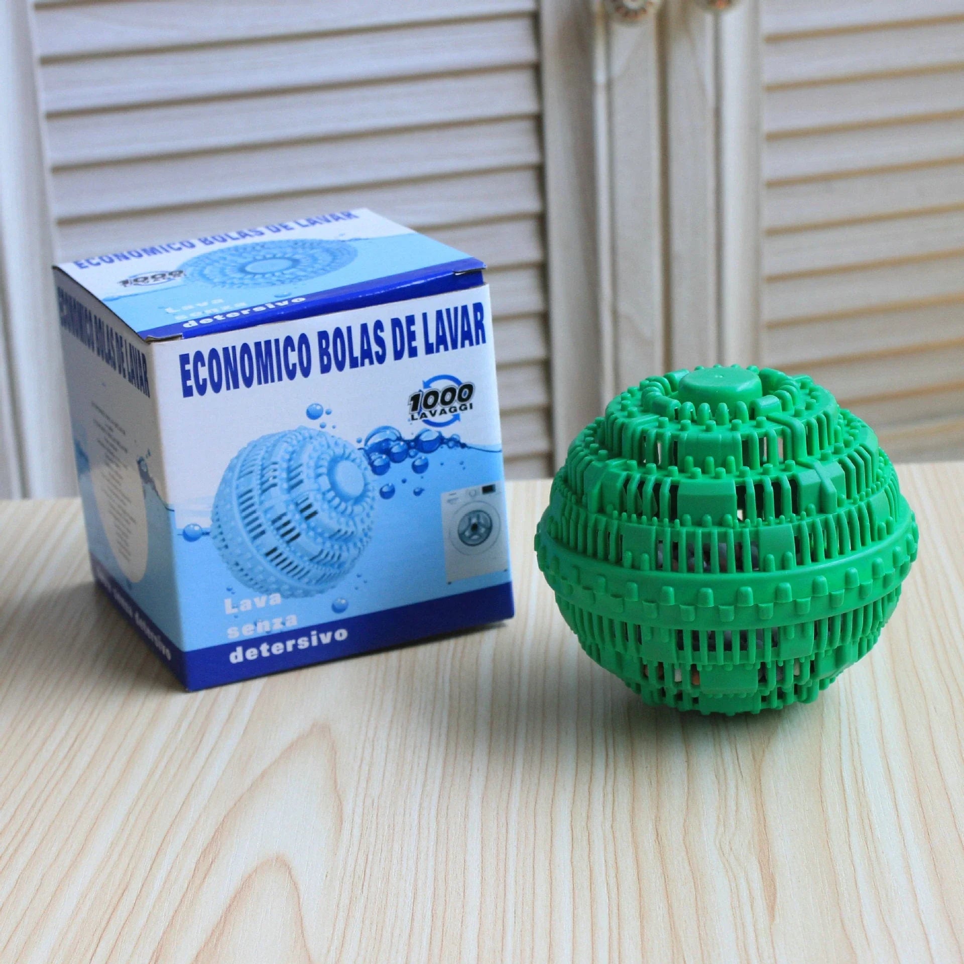 Reusable eco-friendly laundry balls made of TPR material with ceramic microspheres for effective, detergent-free washing