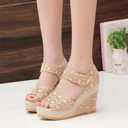 Summer high heel sandals with fish mouth toe and flat bottom in golden and black