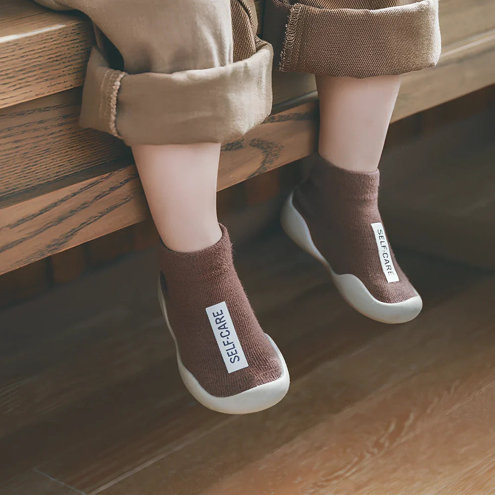 Breathable combed cotton toddler floor socks in black bow tie pattern, size M for 12.5-13.5cm feet, mesh for sweat absorption