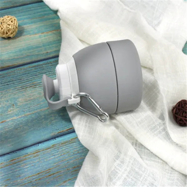 Blue silicone folding water bottle shown full and collapsed, with 580ml capacity mark.