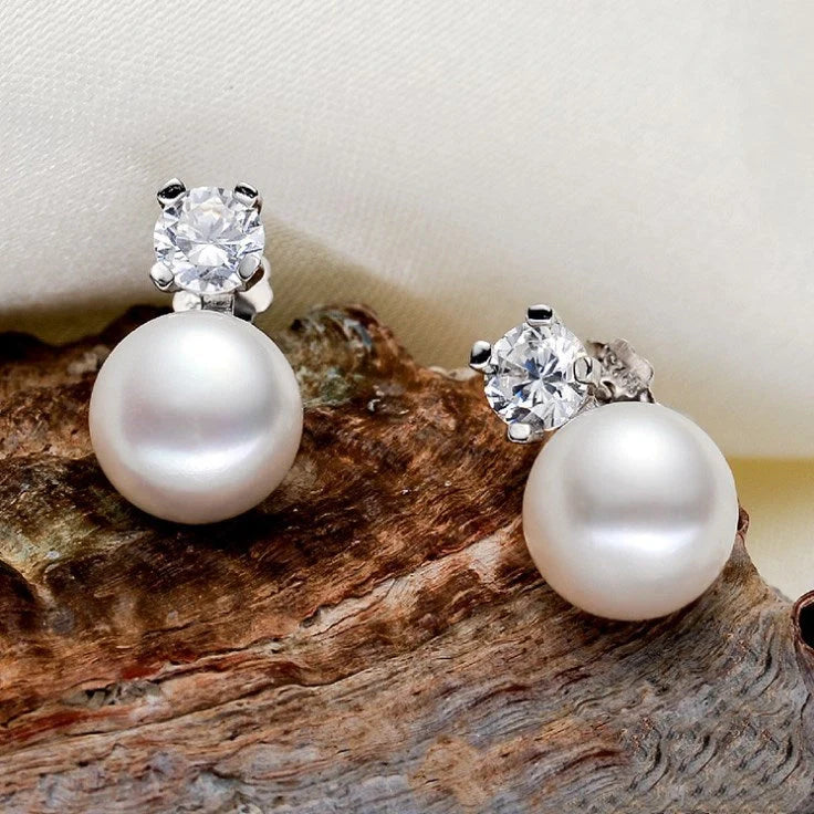 Round pearl stud earrings in silver with 8-9mm pearls, elegant and timeless