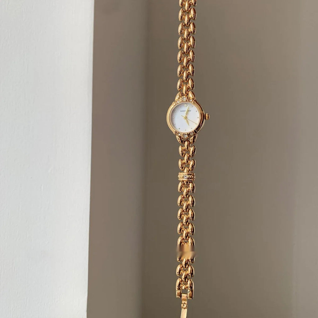 Women's alloy quartz watch with gold strap and rhinestone dial fritillary surface