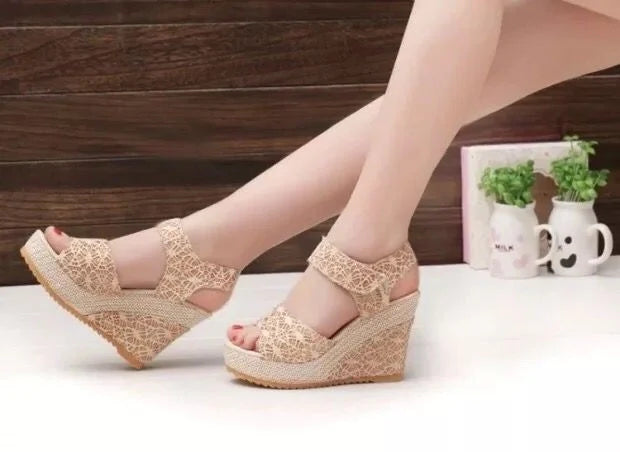 Summer high heel sandals with fish mouth toe and flat bottom in golden and black