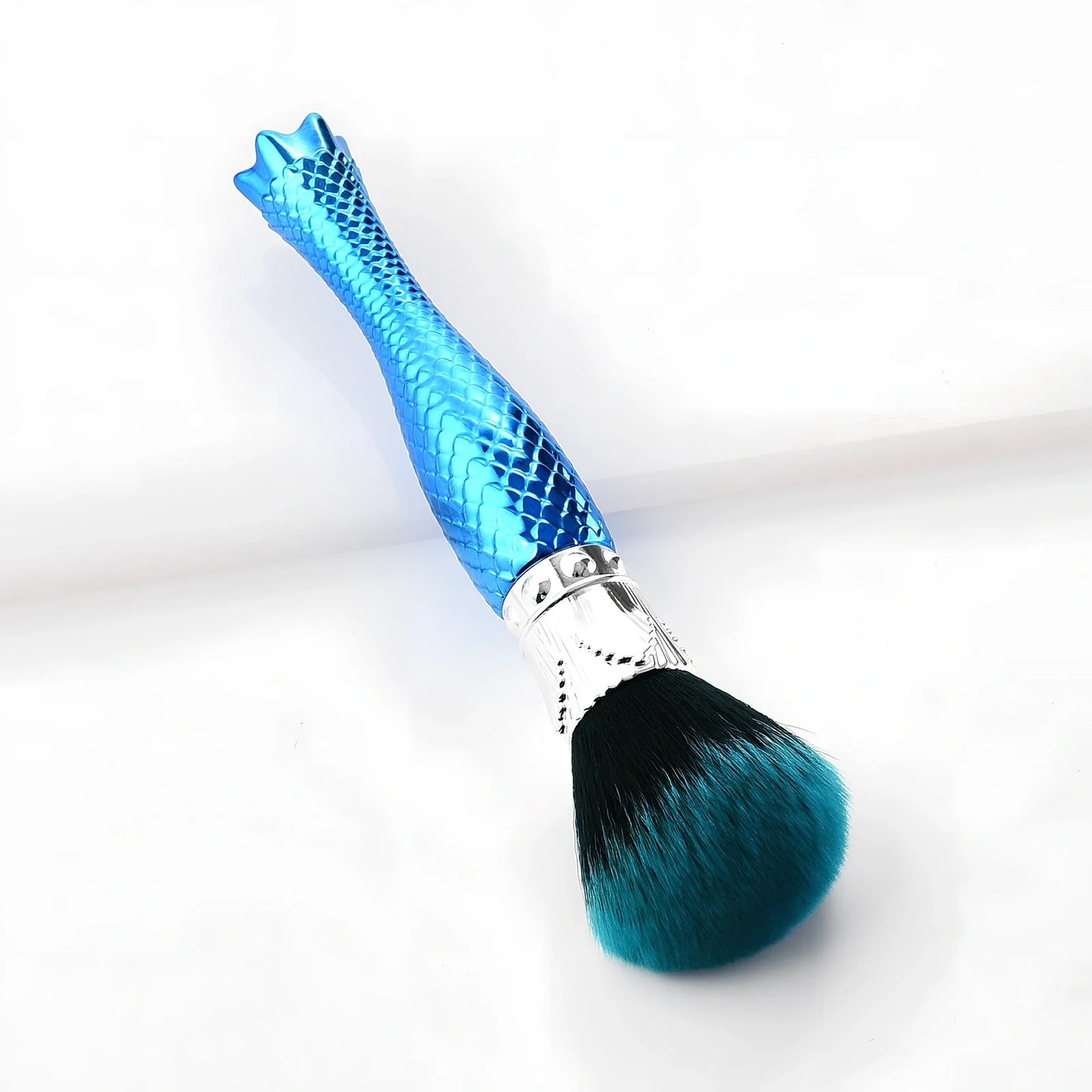 Single portable makeup brush with nylon bristles and demon blue plastic handle, dimensions 15 cm x 5 cm x 5 cm for even cosmetic application