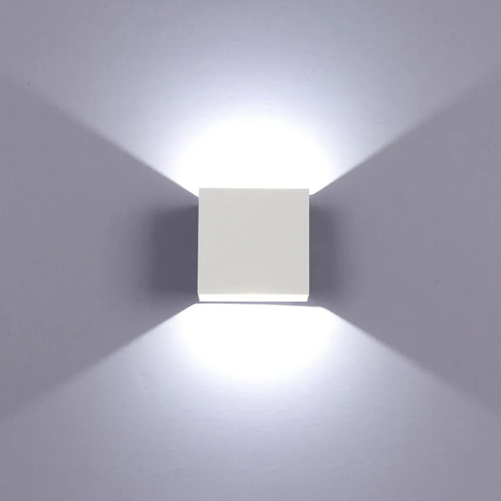 Nordic wave-shaped wall light in white with integrated LED, aluminium and acrylic body, 480mm length