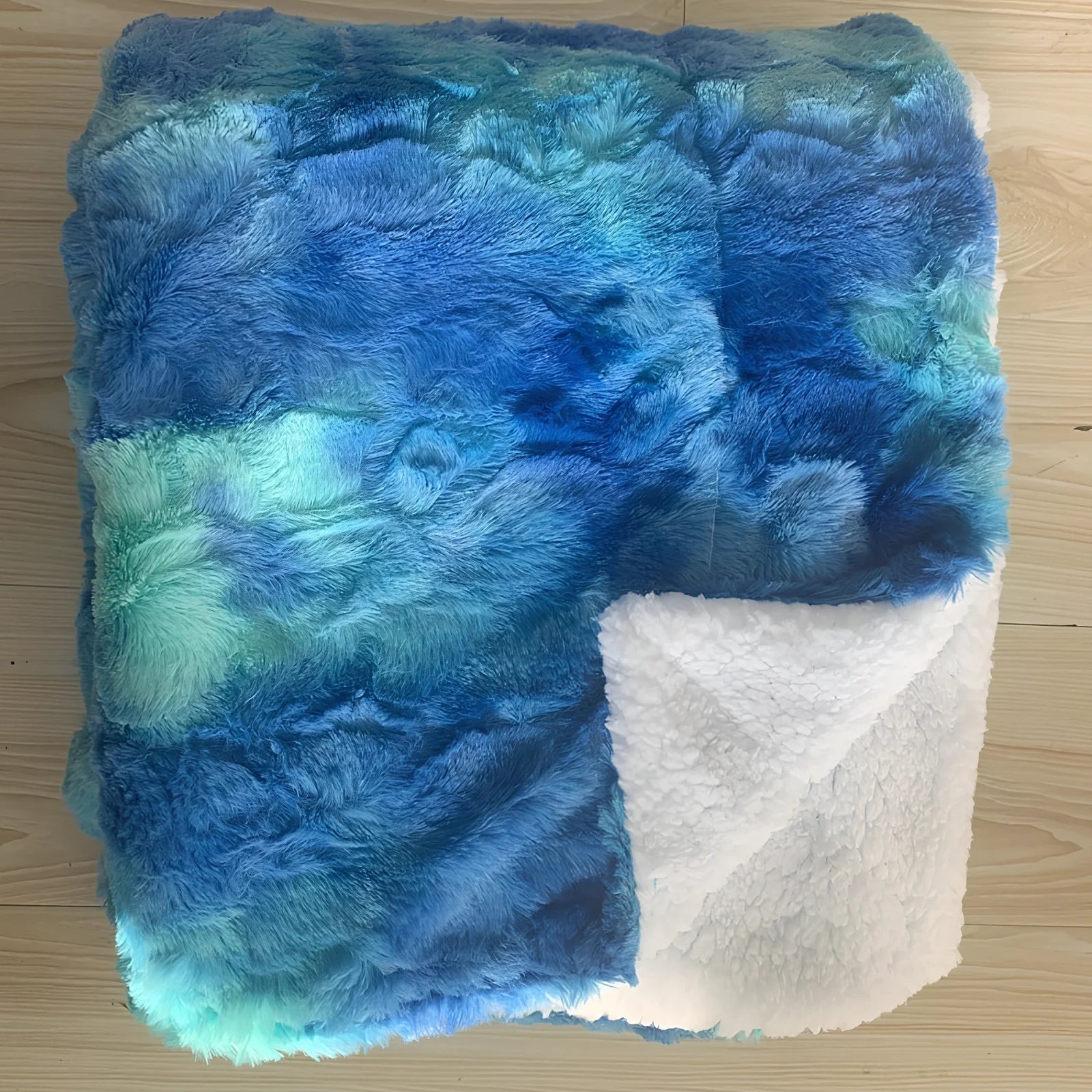 Thickened flannel polyester blanket in twist blue geometric pattern, weighing 1kg with coral fleece texture