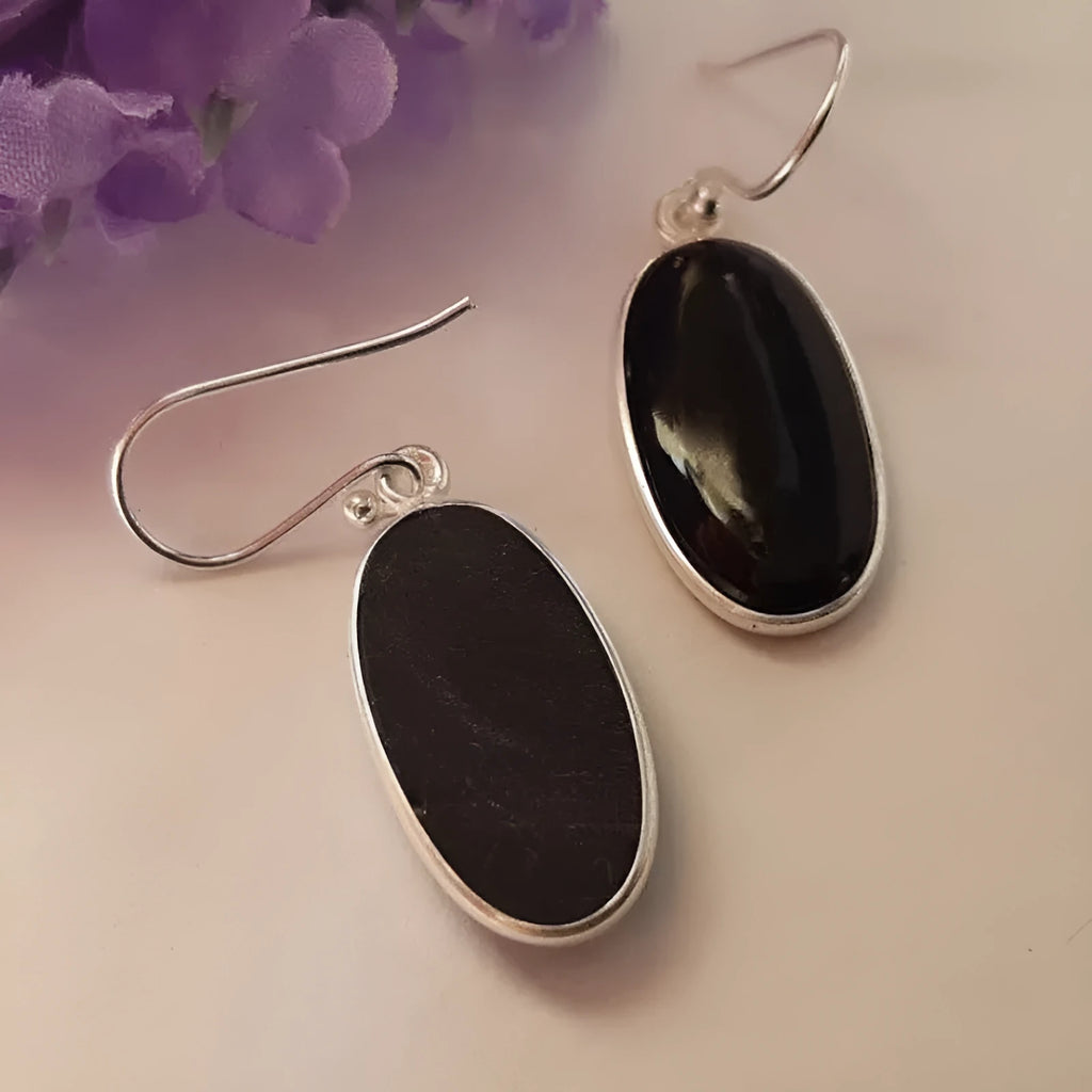 Women's geometric earrings with black agate oval pendants and silver electroplated finish