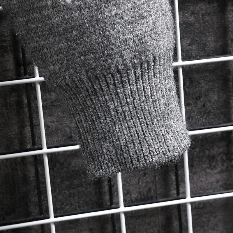 Men's loose fit round neck plaid sweater in grey, long sleeves, geometric pattern