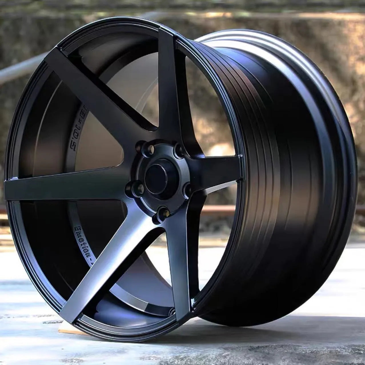 Low-lying wide-sided large concave aluminium alloy wheel modification in 18-inch size for custom car styling