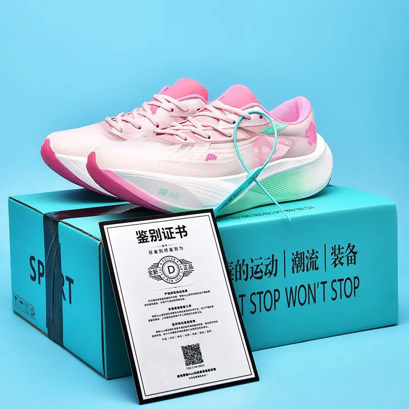 Racing carbon plate sneaker with natural rubber sole and PU mesh upper in neutral low-top design