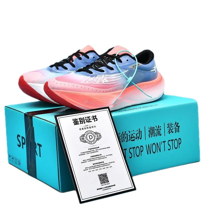Racing carbon plate sneaker with natural rubber sole and PU mesh upper in neutral low-top design