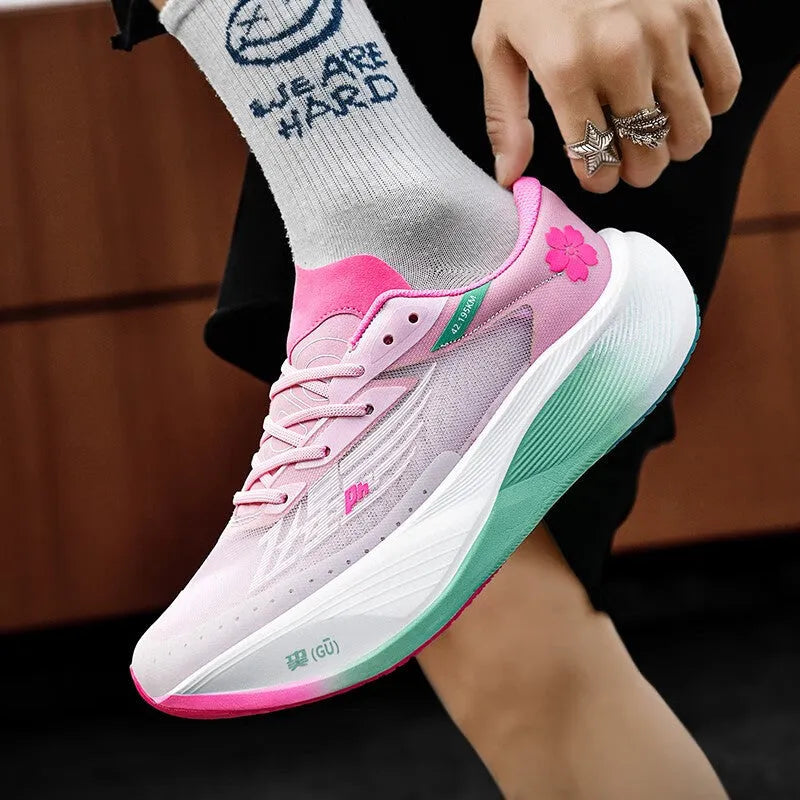Racing carbon plate sneaker with natural rubber sole and PU mesh upper in neutral low-top design