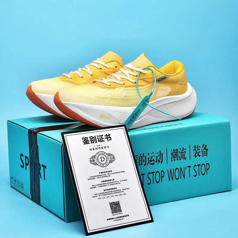 Racing carbon plate sneaker with natural rubber sole and PU mesh upper in neutral low-top design