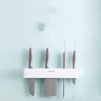 Wall-mounted knife holder in grey and black, holding 4 knives and 6 utensils