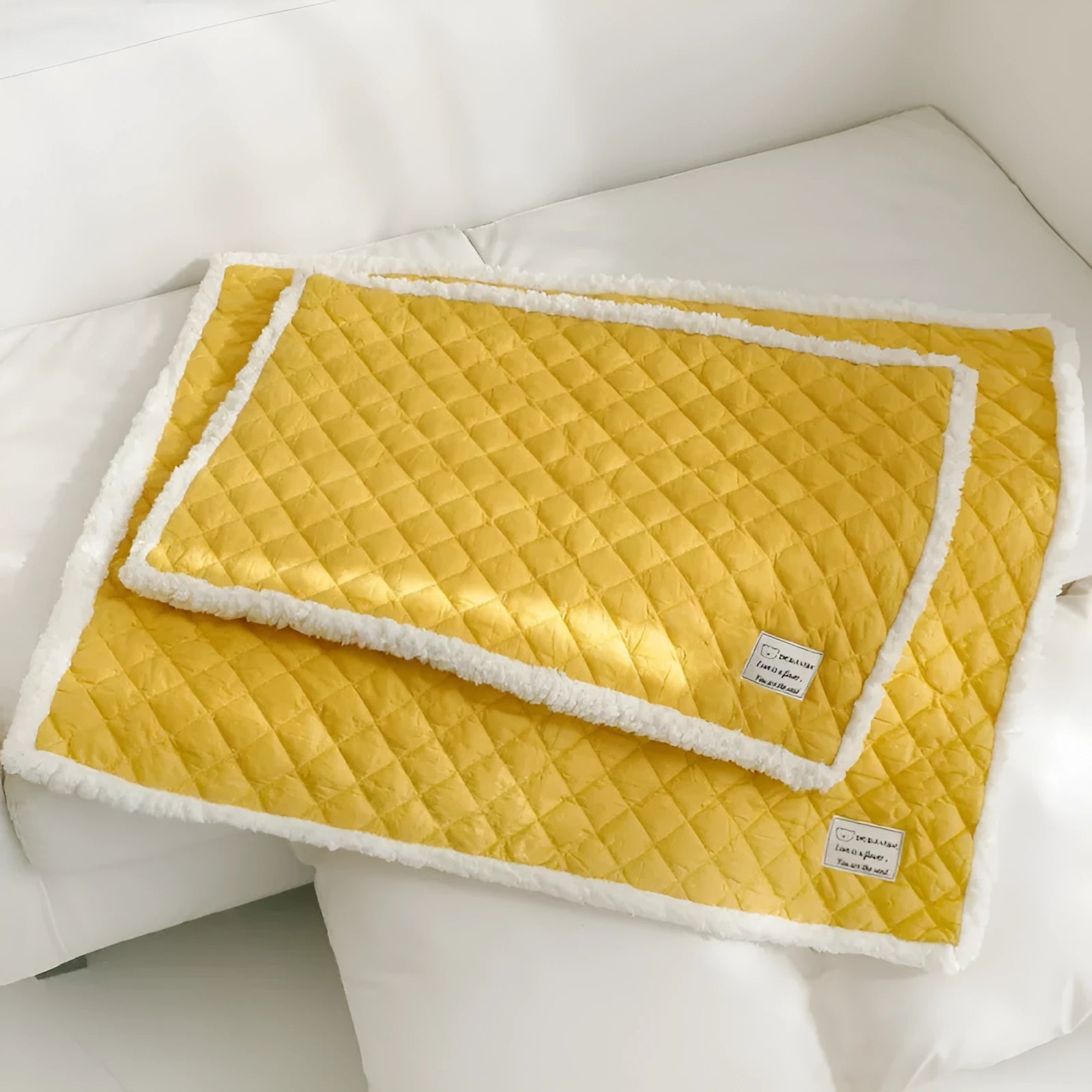 Blue quilted cloth pet blanket for cats, shown with size options M, L, and XL next to a cat bed.
