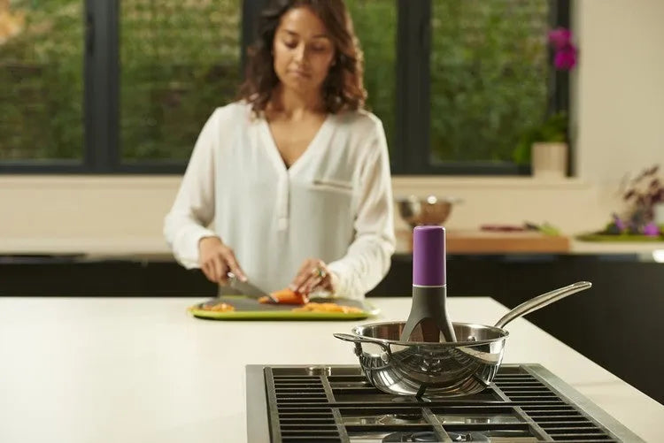 Green Uutensil Stirr automatic cooking mixer device for stirring sauces and soups.