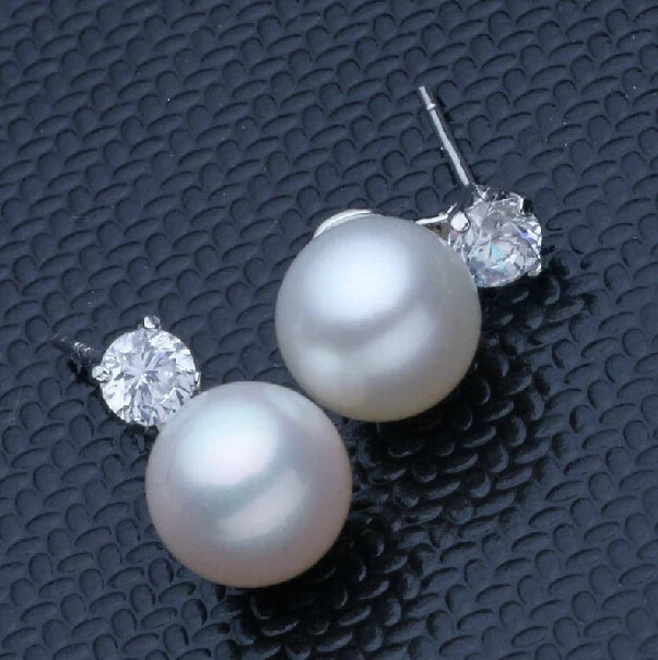 Round pearl stud earrings in silver with 8-9mm pearls, elegant and timeless