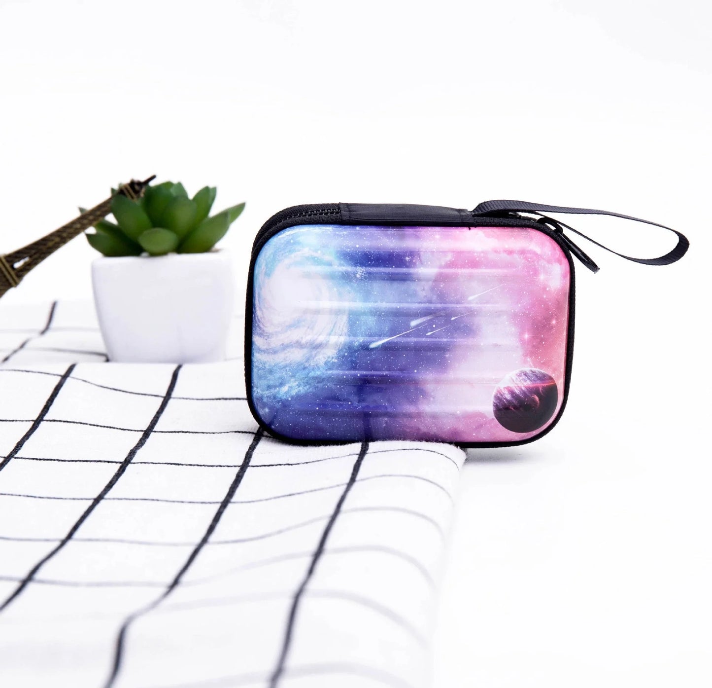 Tinplate coin purse with anime cartoon design and zipper opening