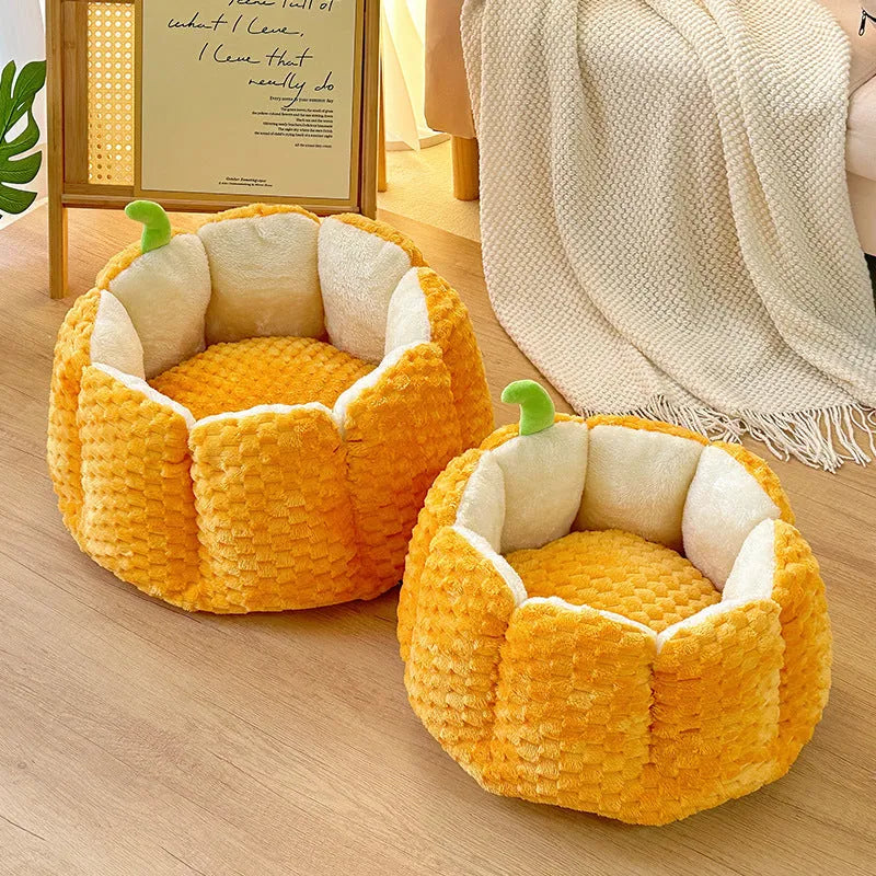 Pumpkin-shaped pet bed with raised sides in two sizes for cats and small dogs